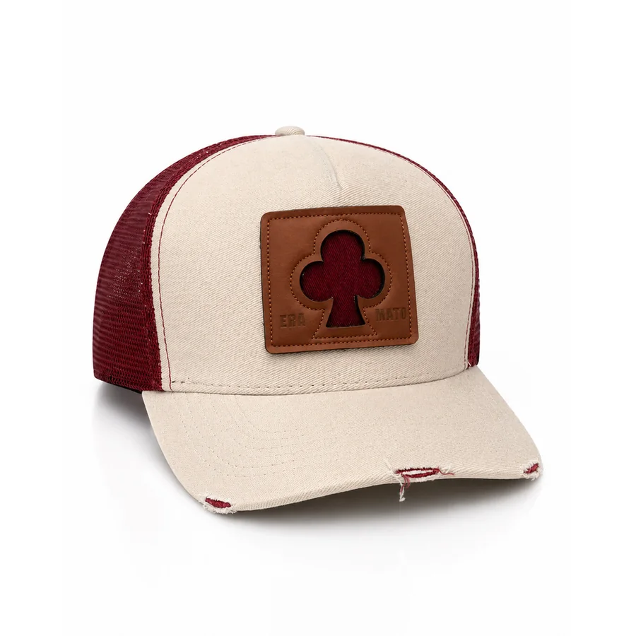 Boné Trucker Trevo da Sorte Patch Couro na cor Off White com Vermelho
