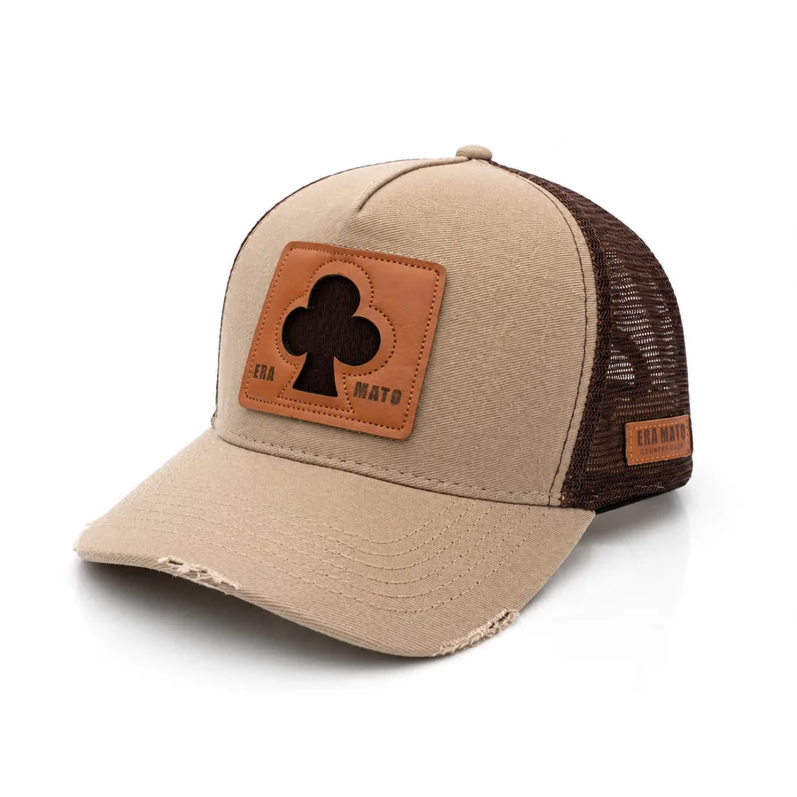 Boné Trucker Trevo da Sorte Patch Couro na cor Bege e Marrom